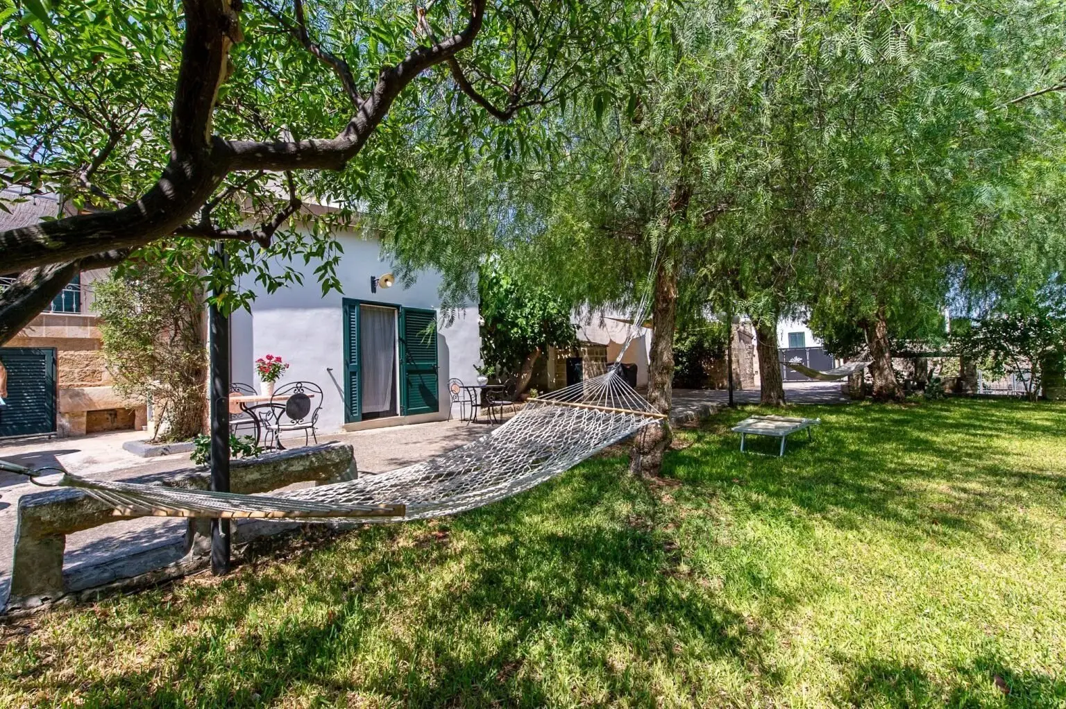 Il giardino della Masseria De Donno con amaca, a Specchia nel Salento