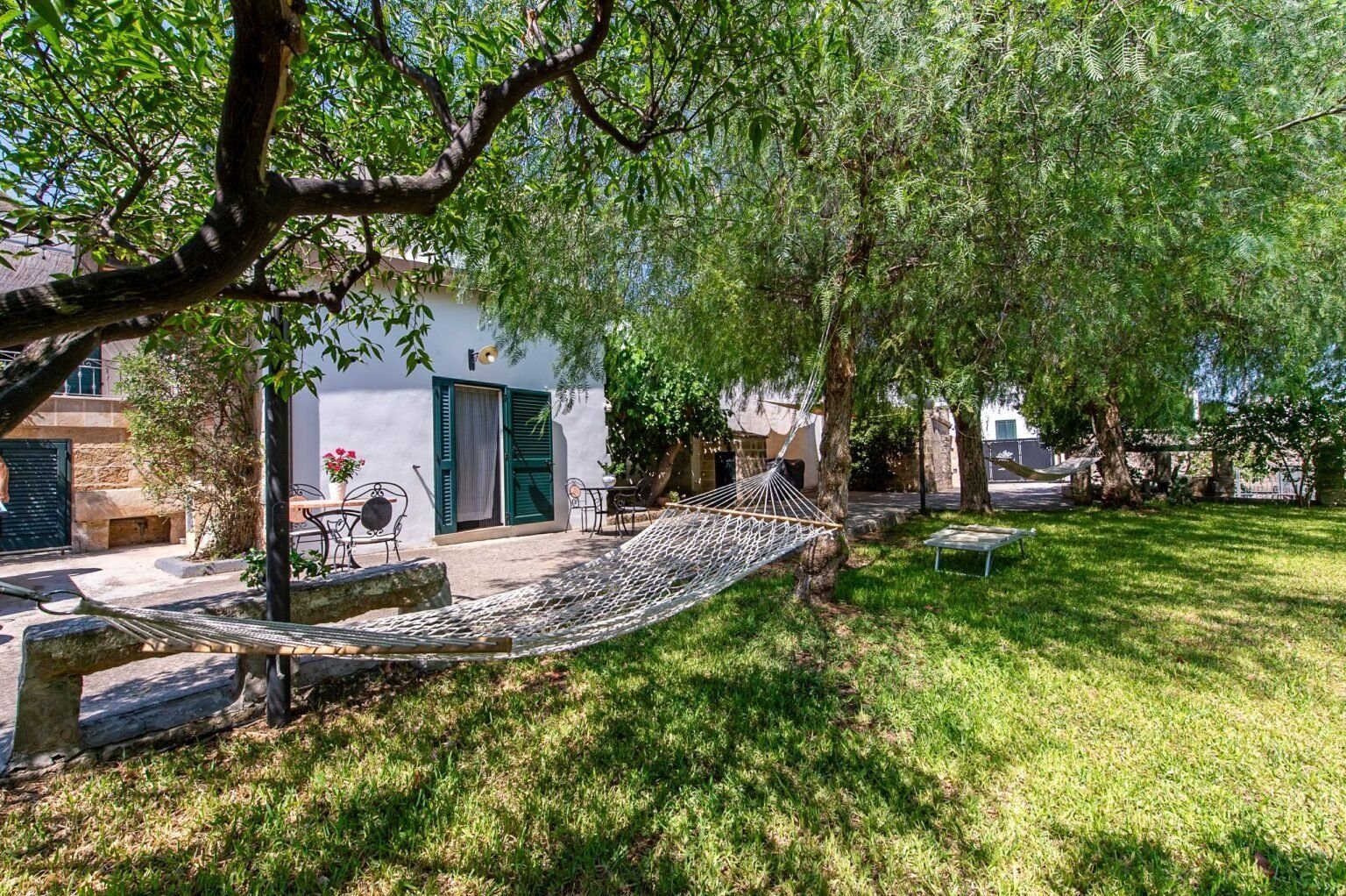 Il giardino della Masseria De Donno con amaca, a Specchia nel Salento